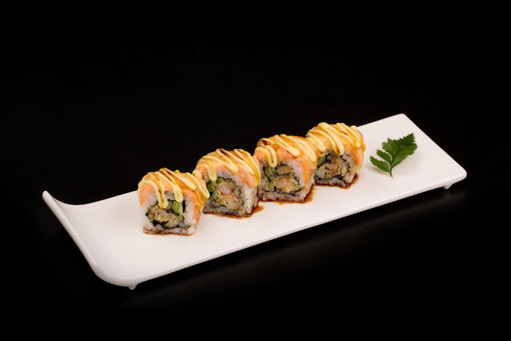 Tre takeaway tallrikar med sushi