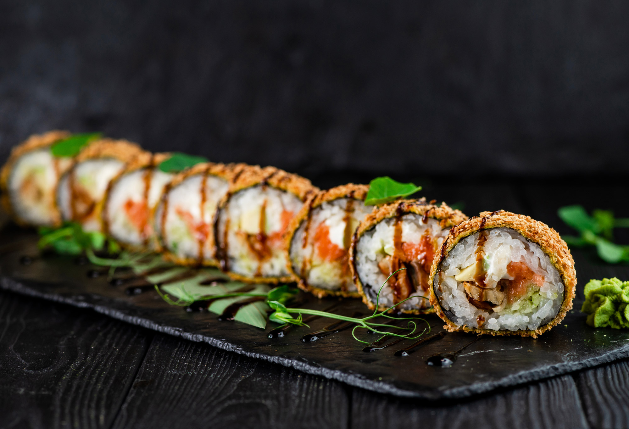 Sushi serveras på tallrik